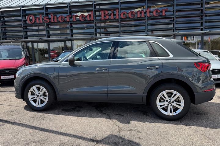 Grå Audi Q3 fra 2022