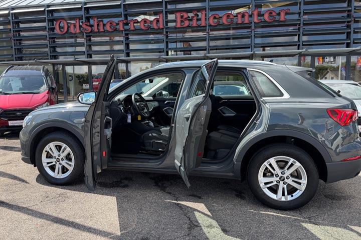 Grå Audi Q3 fra 2022