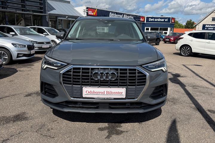 Grå Audi Q3 fra 2022