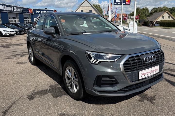 Grå Audi Q3 fra 2022