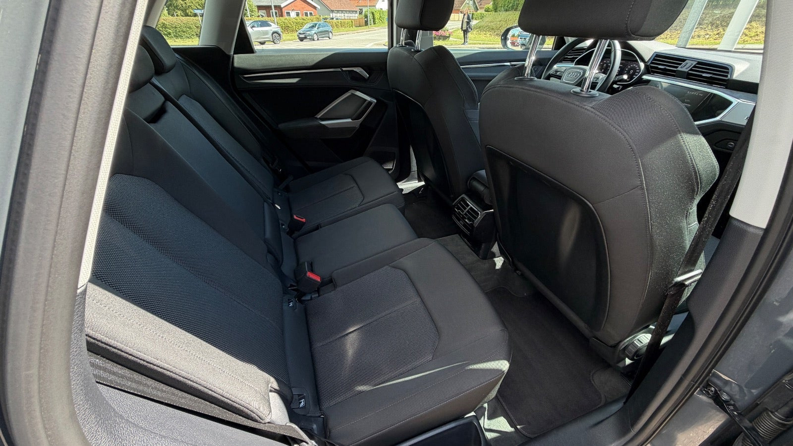 Grå Audi Q3 fra 2022