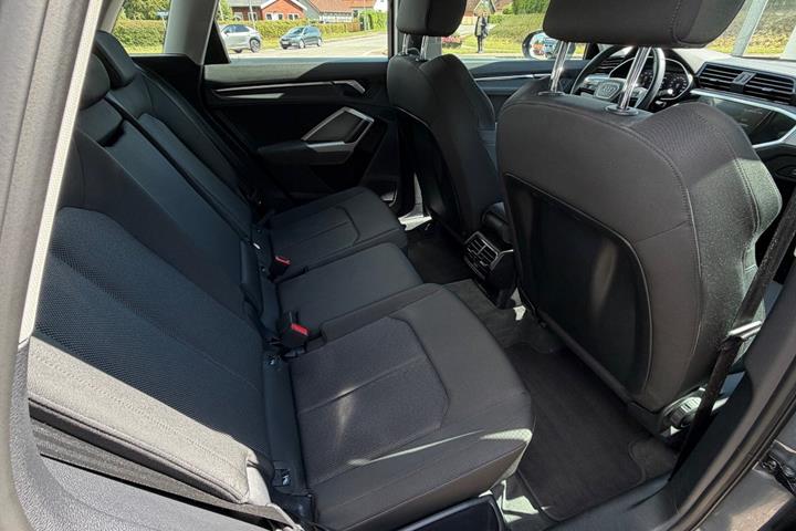 Grå Audi Q3 fra 2022