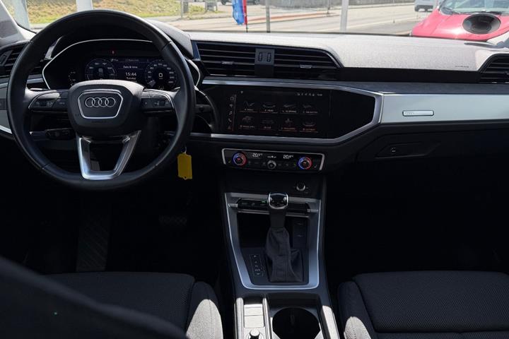 Grå Audi Q3 fra 2022