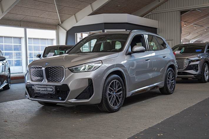 Sølv BMW iX1 fra 2026
