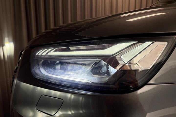 Grå Audi Q5 fra 2022