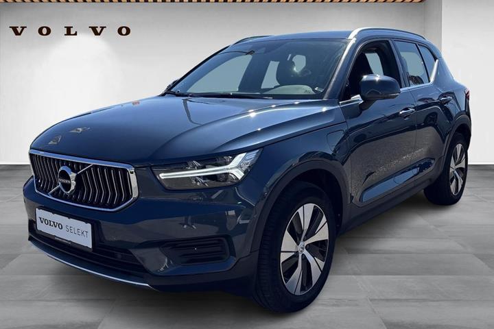 Blå Volvo XC40 fra 2021 set udefra