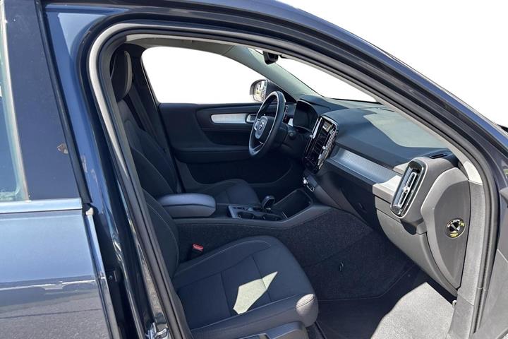 Blå Volvo XC40 fra 2021