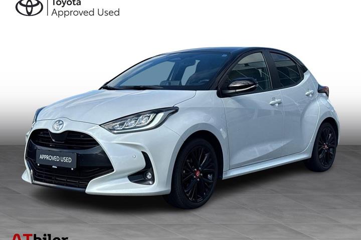 Hvid Toyota Yaris fra 2024 set udefra