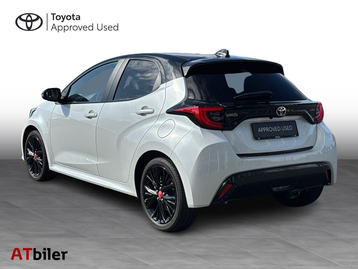 Hvid Toyota Yaris fra 2024