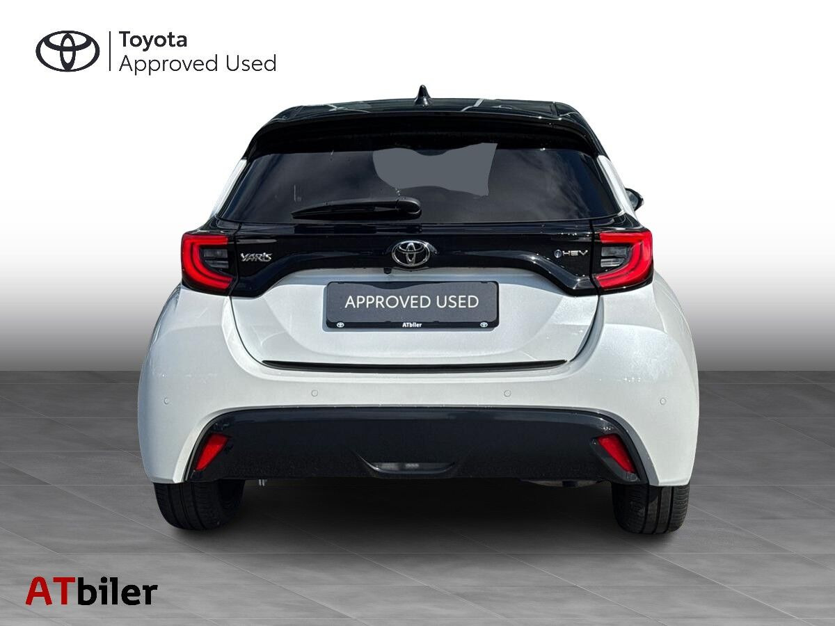 Hvid Toyota Yaris fra 2024