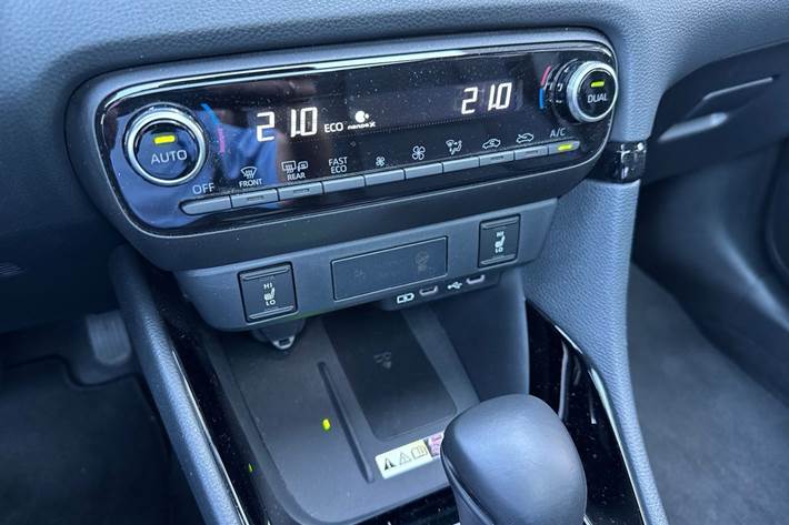 Hvid Toyota Yaris fra 2024