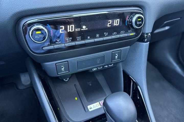 Hvid Toyota Yaris fra 2024