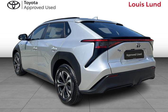 Sølv Toyota BZ4X fra 2025