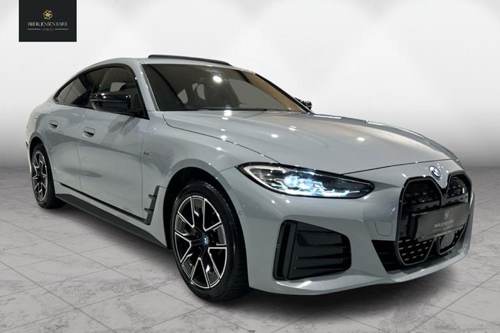Grå BMW i4 fra 2024 set udefra