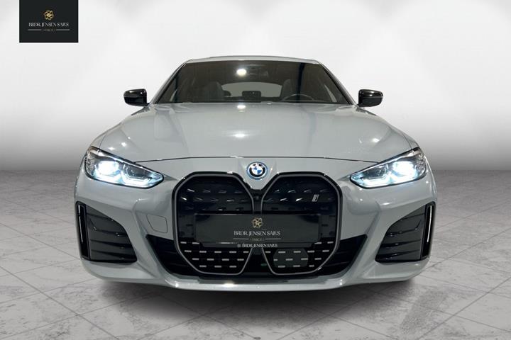 Grå BMW i4 fra 2024