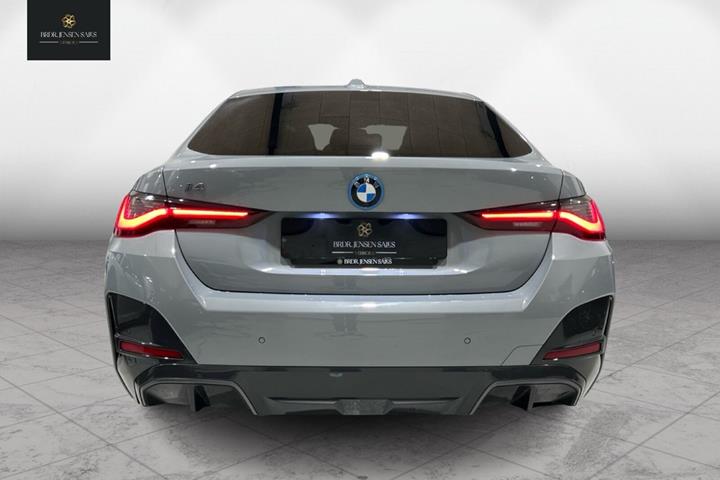 Grå BMW i4 fra 2024