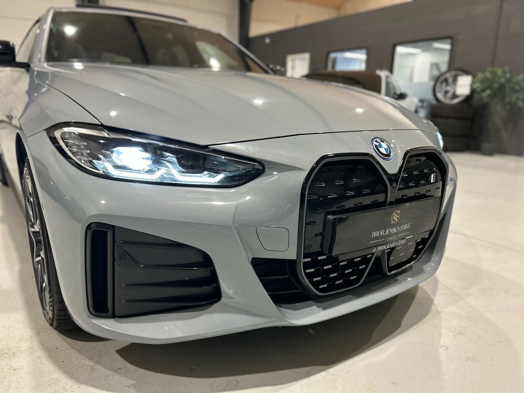 Grå BMW i4 fra 2024