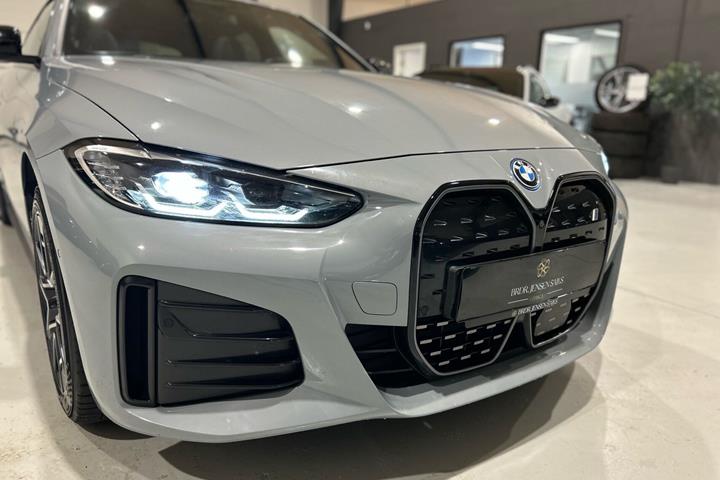 Grå BMW i4 fra 2024