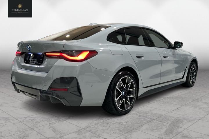 Grå BMW i4 fra 2024