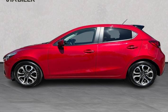 Rød Mazda 2 fra 2015