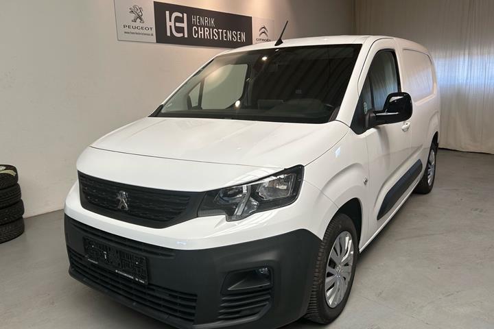 Hvid Peugeot e-Partner fra 2021 set udefra