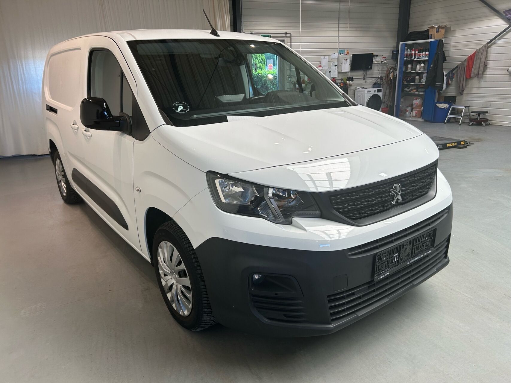 Hvid Peugeot e-Partner fra 2021