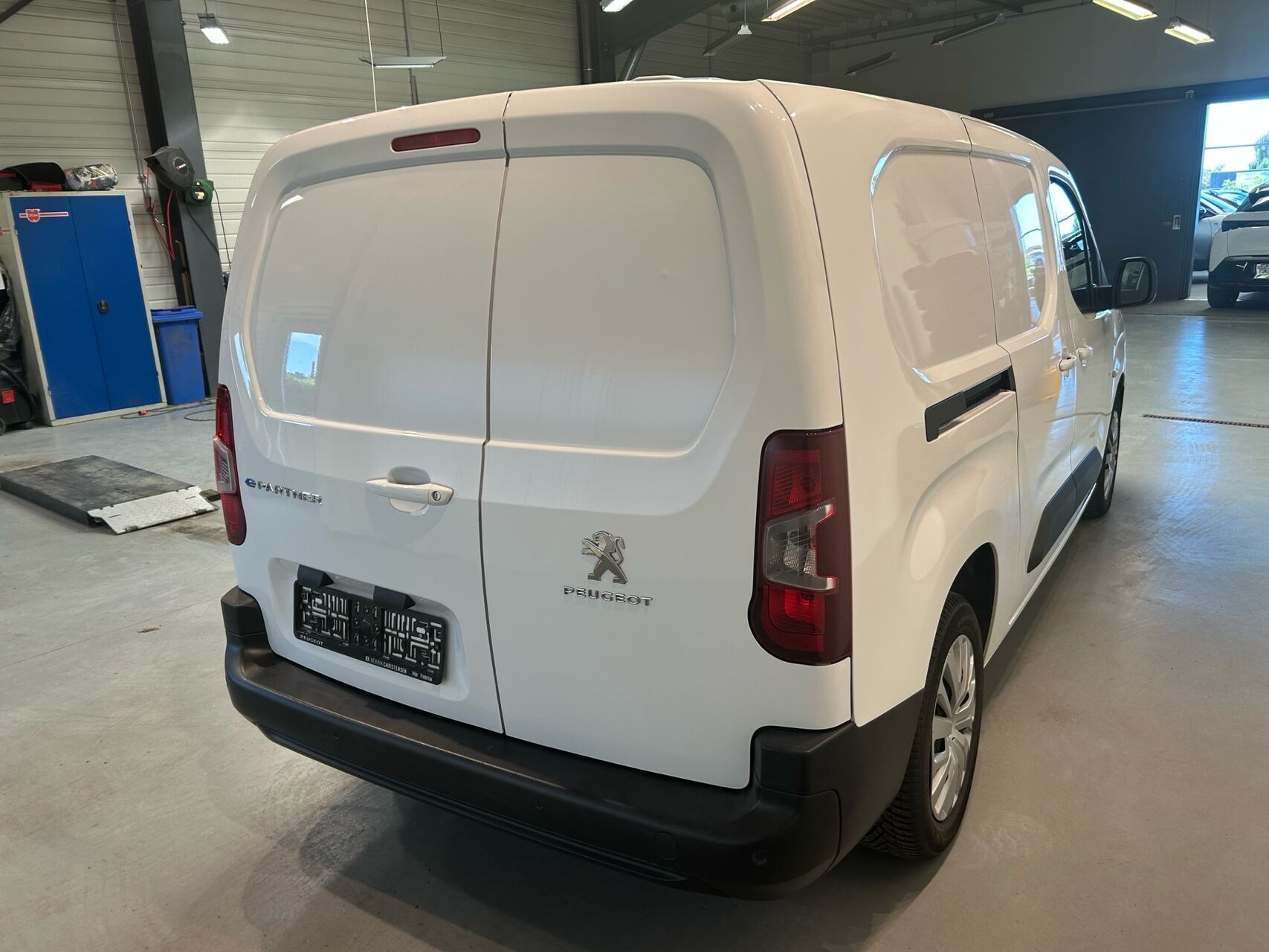 Hvid Peugeot e-Partner fra 2021