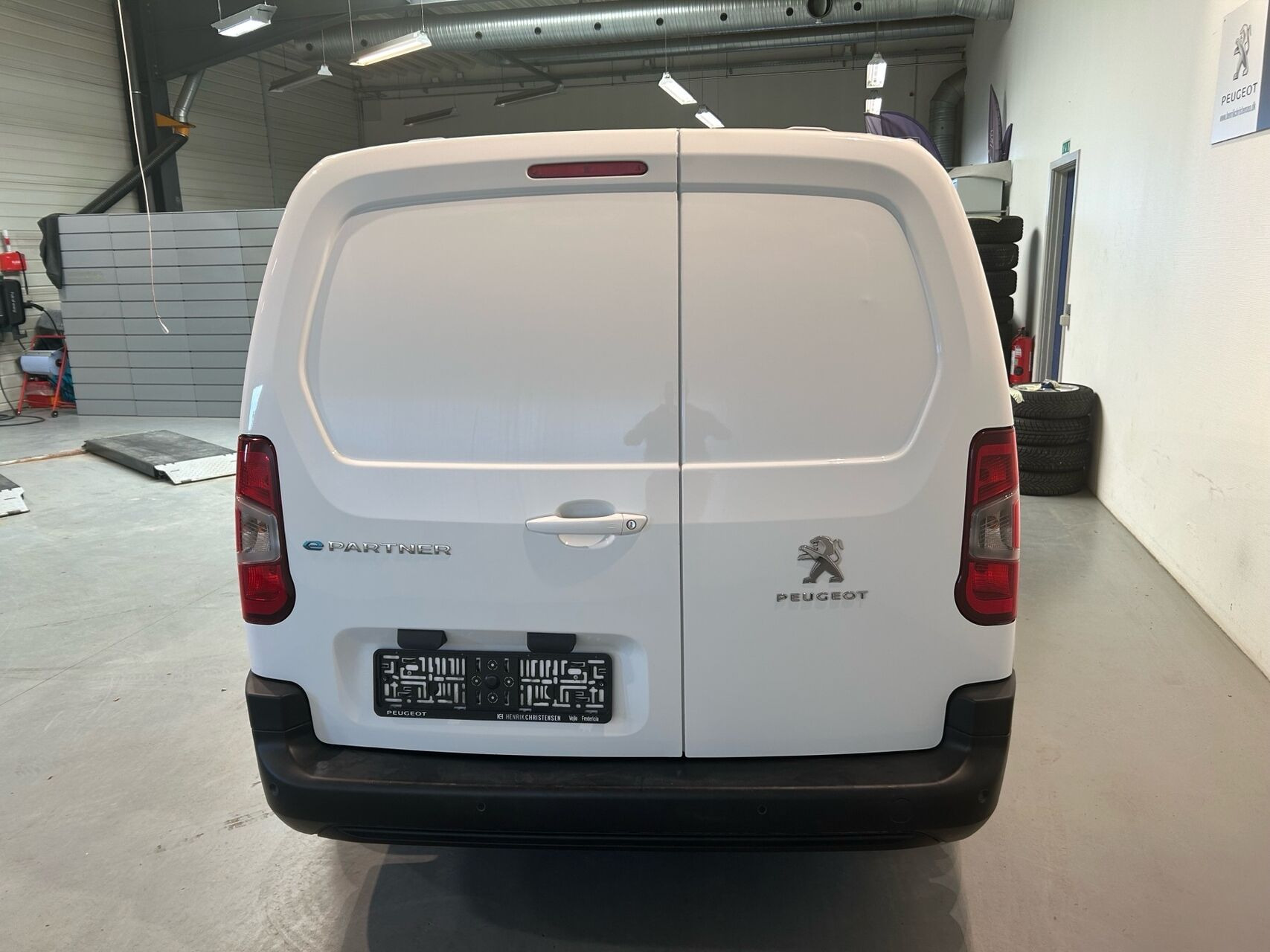 Hvid Peugeot e-Partner fra 2021
