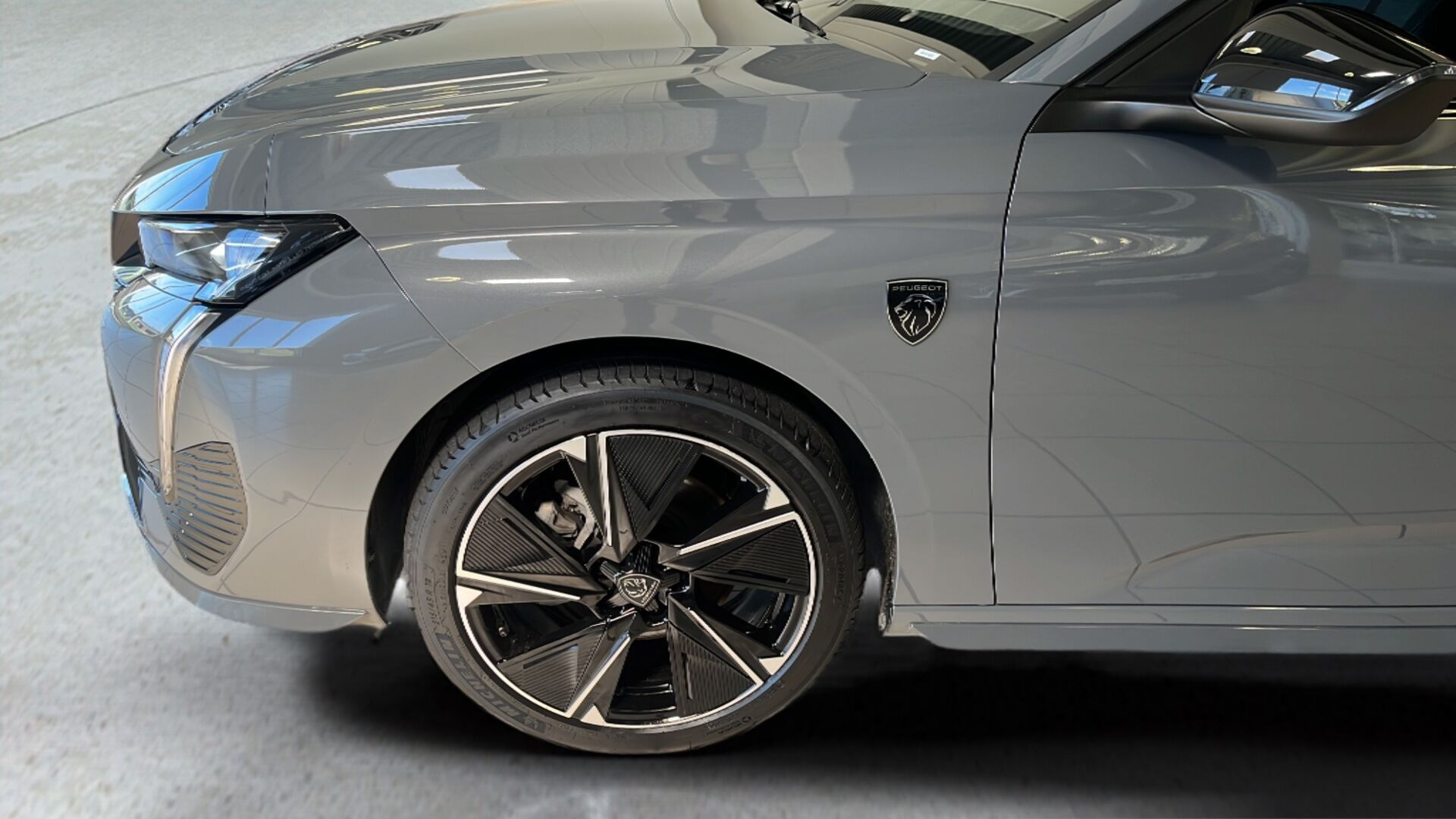 Grå Peugeot E-308 fra 2023
