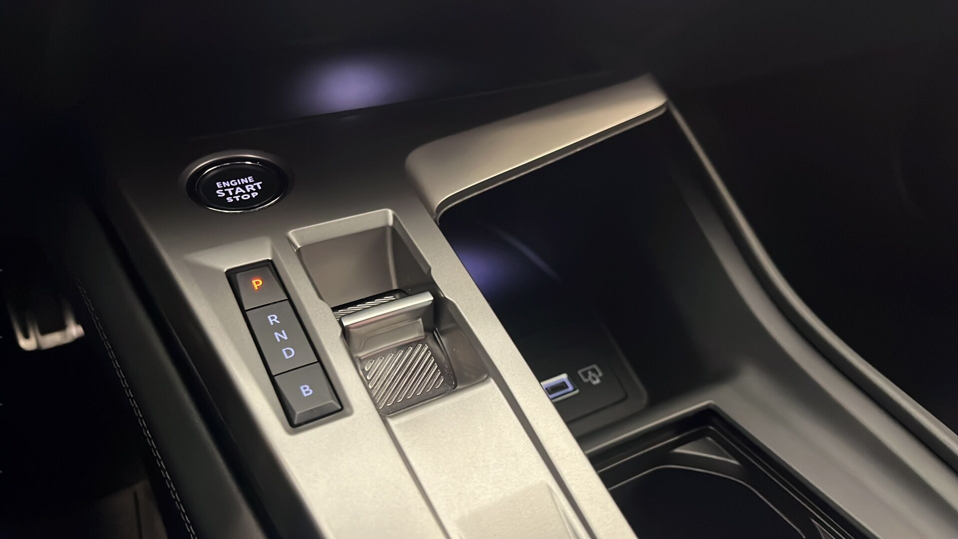 Grå Peugeot E-308 fra 2023