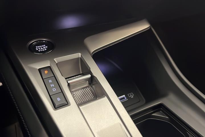 Grå Peugeot E-308 fra 2023