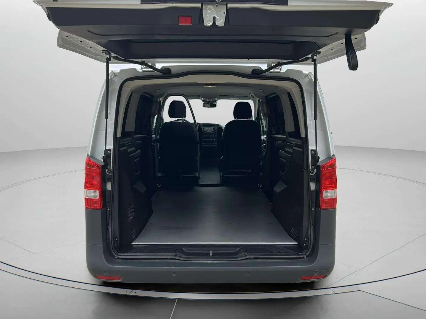 Hvid Mercedes eVito fra 2023