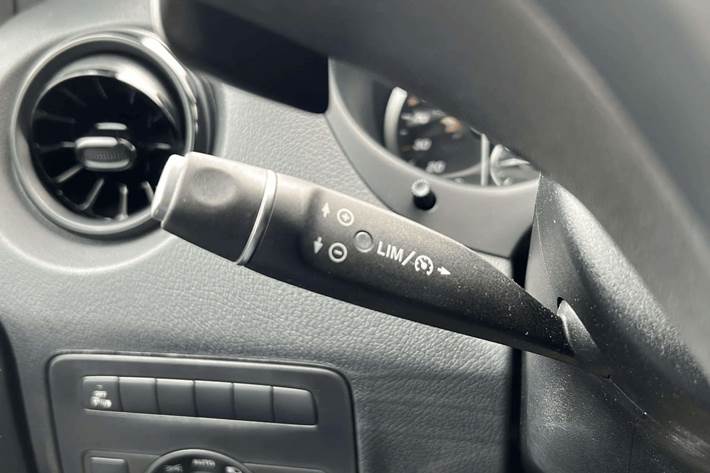 Hvid Mercedes eVito fra 2023