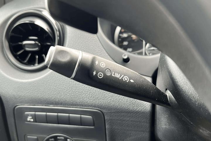 Hvid Mercedes eVito fra 2023