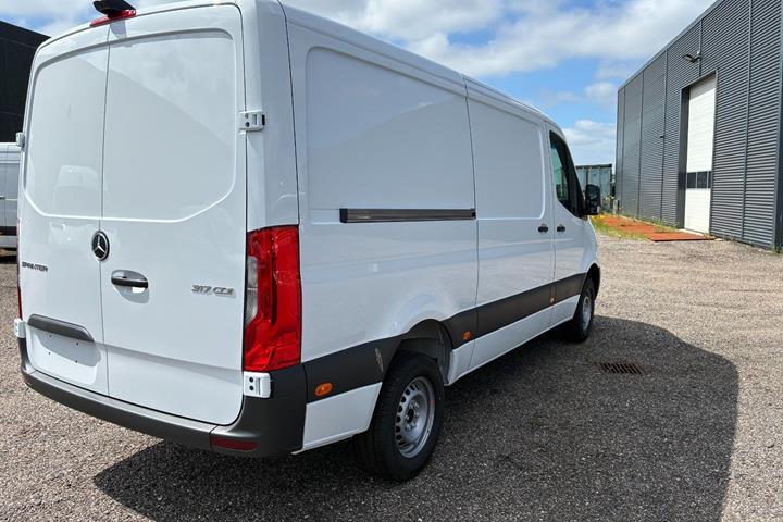 Hvid Mercedes Sprinter 317 fra 2026