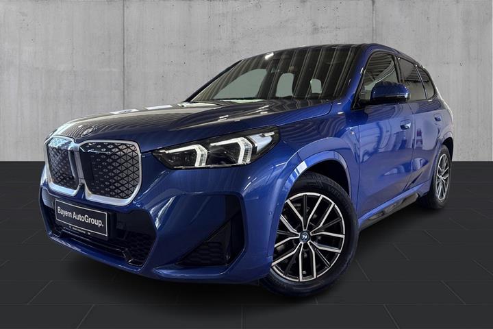Blå BMW iX1 fra 2024 set udefra