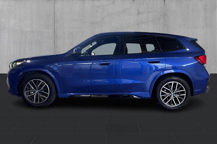 Blå BMW iX1 fra 2024