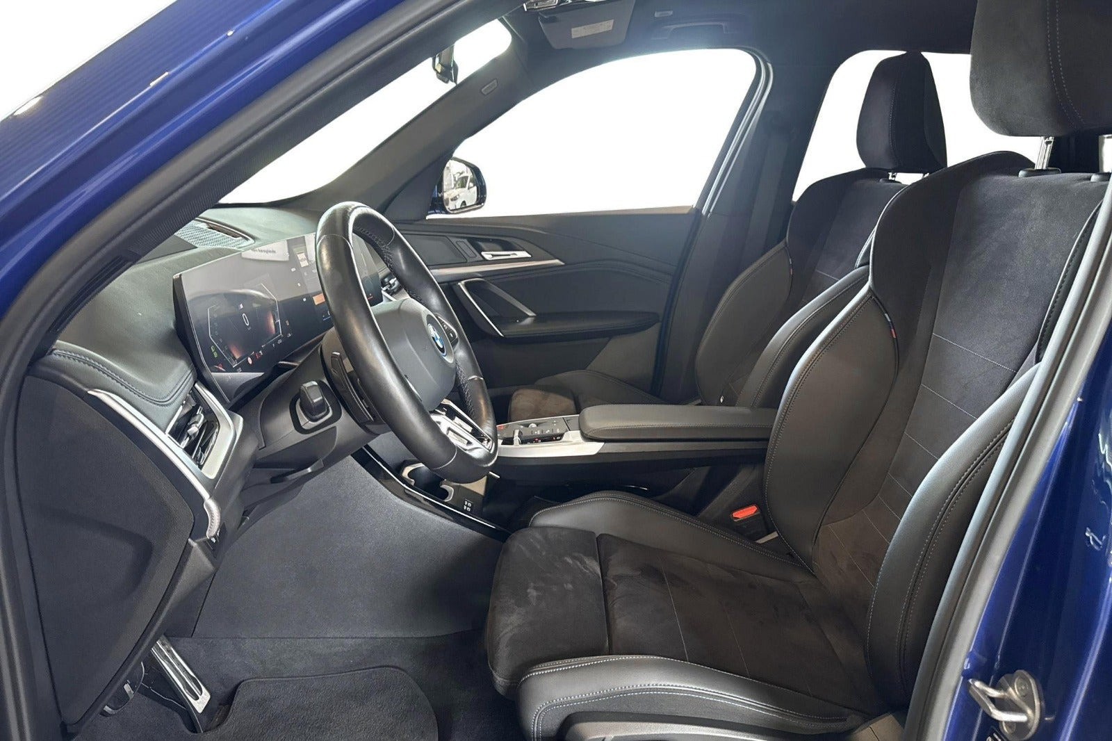 Blå BMW iX1 fra 2024