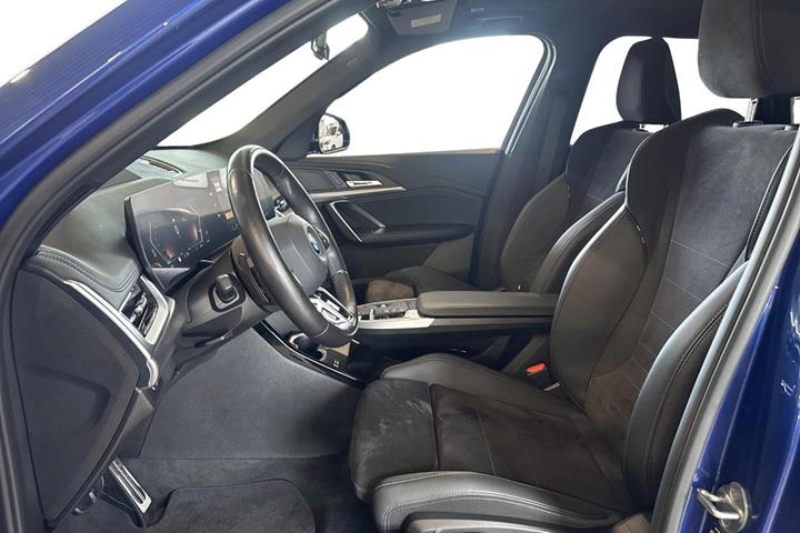 Blå BMW iX1 fra 2024