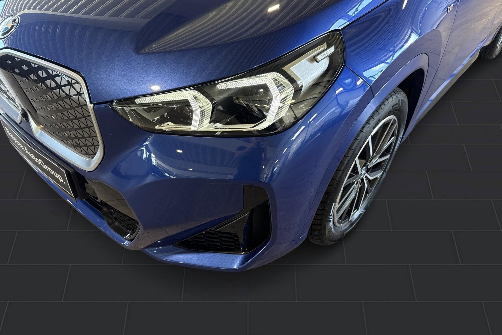 Blå BMW iX1 fra 2024