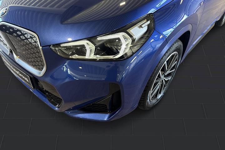 Blå BMW iX1 fra 2024