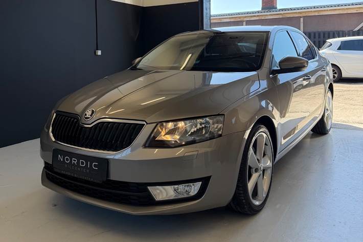 Beige Skoda Octavia fra 2016