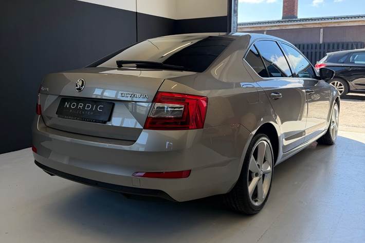 Beige Skoda Octavia fra 2016