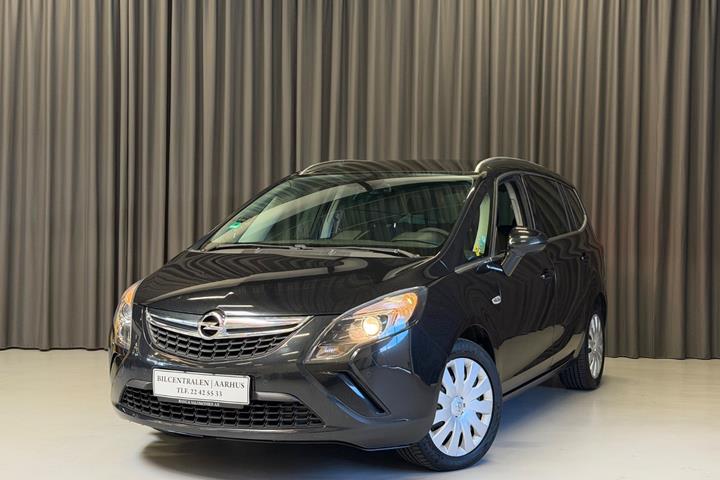 Sort Opel Zafira Tourer fra 2014 set udefra