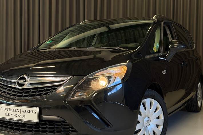 Sort Opel Zafira Tourer fra 2014