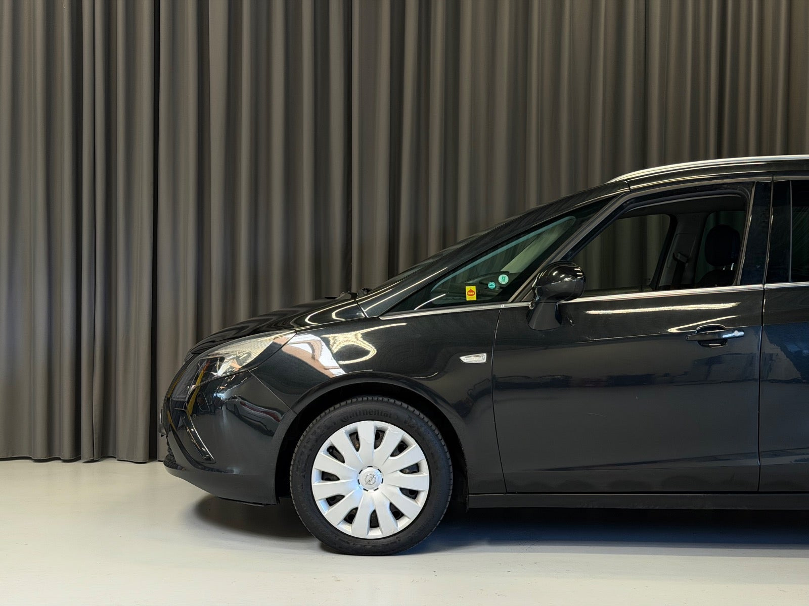 Sort Opel Zafira Tourer fra 2014