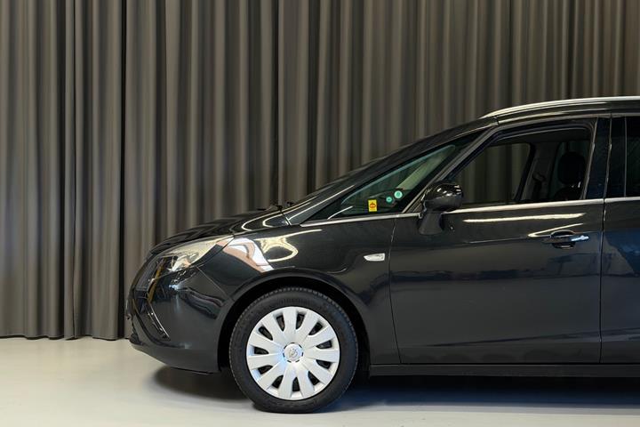 Sort Opel Zafira Tourer fra 2014