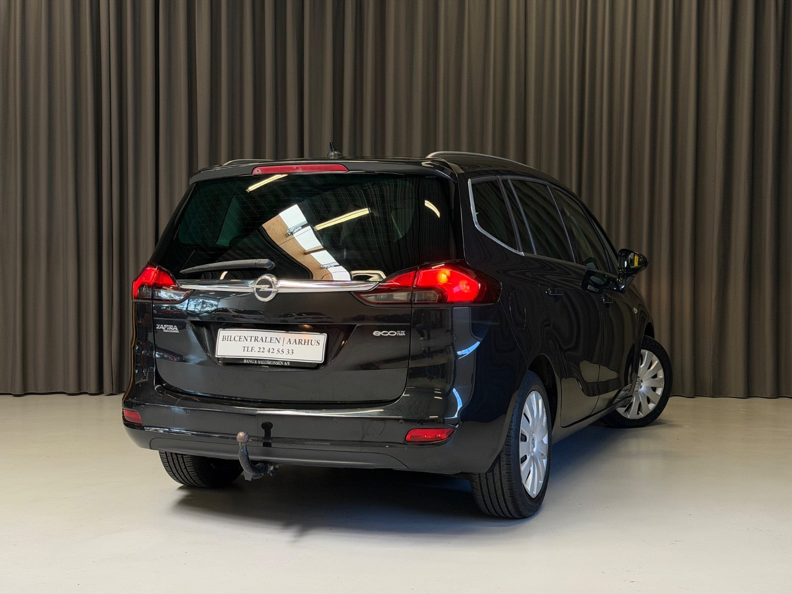 Sort Opel Zafira Tourer fra 2014