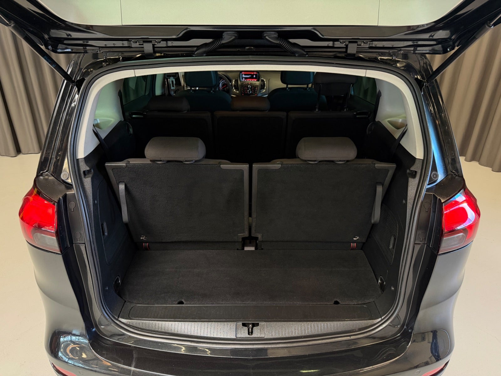 Sort Opel Zafira Tourer fra 2014