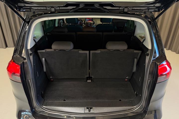 Sort Opel Zafira Tourer fra 2014